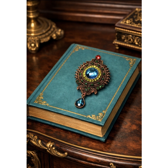 Broszka vintage – kolor, blask i charakter w jednym detalu.